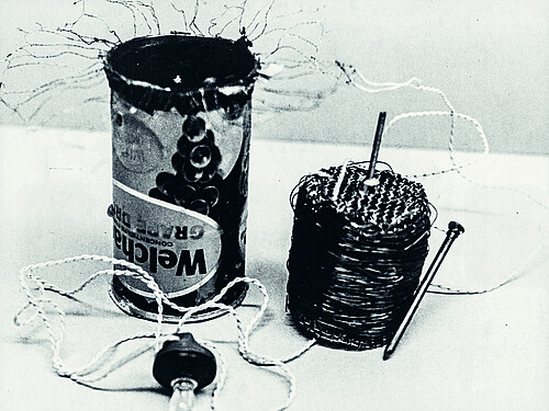 <em>La célèbre «Tin Can Radio» de Victor Papanek, qu’il a conçue pour l’UNESCO. Une boîte en fer blanc contenant un transistor alimenté par de la paraffine et une mèche.</em>